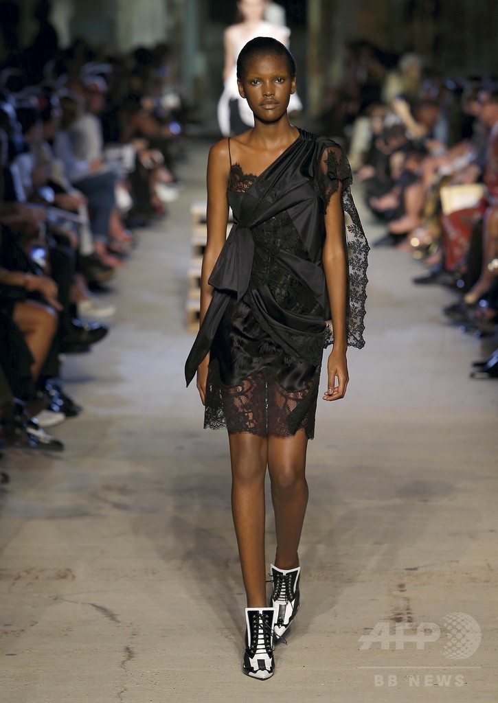 「ジバンシィ」16年春夏コレクション