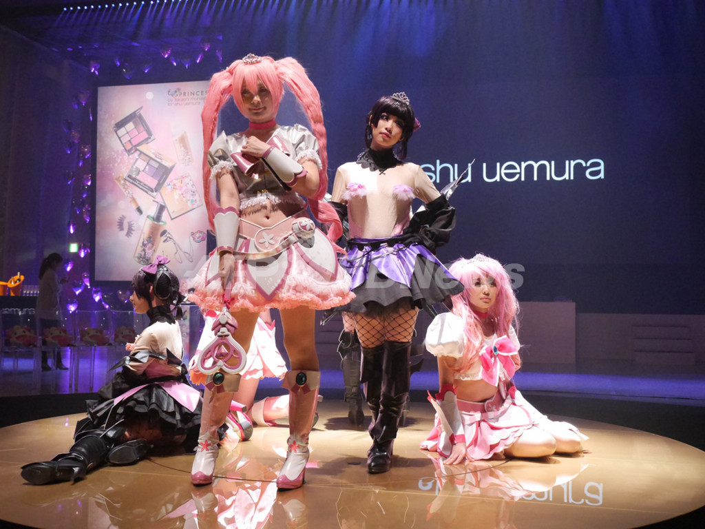 「シュウ ウエムラ」×村上隆、クリスマスコレクション発表イベント開催