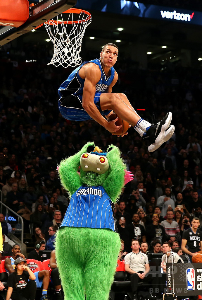 ゴードン、マスコットを飛び越え豪快ダンク披露 NBAオールスター 写真