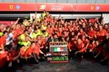 24F1第16戦イタリアGP決勝。チームスタッフらと優勝を喜ぶフェラーリのシャルル・ルクレール（中央左、2024年9月1日撮影）。(c)Andrej ISAKOVIC/ AFP