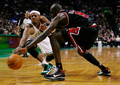 09-10NBA、ボストン・セルティックス（%%Boston Celtics%%）対シカゴ・ブルズ（%%Chicago Bulls%%）。試合はブルズが96-83でセルティックスを下し、3連勝した。写真はルーズボールに手を伸ばすセルティックスのポール・ピアース（%%Paul Pierce%%、左）とブルズのルオル・デング（%%Luol Deng%%）。（2010年1月14日撮影）(c)AFP/Getty Images/Elsa