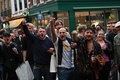 英ロンドンのソーホー地区で、キーボード奏者がダンスのための曲を演奏した後、もっと演奏するよう求めて声を上げる人たち（2020年7月4日撮影）。(c)JUSTIN TALLIS / AFP