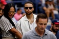 全米オープンテニス、女子シングルス決勝。試合を観戦に訪れた米プロバスケットボール（NBA）選手のステフェン・カリー（右、2024年9月7日撮影）。(c)KENA BETANCUR/AFP