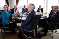 広島市で開幕したG7外相会合の出席者ら。左から右へ、欧州連合（EU）のフェデリカ・モゲリーニ外交安全保障上級代表、フィリップ・ハモンド英外相、ジョン・ケリー米国務長官、ジャンマルク・エロー仏外相、岸田文雄外相、アンドレアス・ミヒャエリス独外務省政務局長、パオロ・ジェンティローニ伊外相（2016年4月10日撮影）。(c)AFP/JONATHAN ERNST