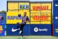 スペイン1部リーグのFCバルセロナに加入し、セレモニーでリフティングを見せるラフィーニャ（2022年7月15日撮影）。(c)Pau BARRENA / AFP