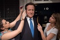 英ロンドンのマダム・タッソーろう人形館でキャメロン英首相のろう人形を手直しするスタイリストたち（2015年5月26日撮影）。(c)AFP/LEON NEAL