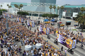 08-09NBAファイナルを制したロサンゼルス・レイカーズ（%%Los Angeles Lakers%%）の優勝パレードが17日、ロサンゼルス（Los Angeles）で行われ、数万人ものバスケットボールファンが祝福のため、市内中心部に詰めかけた。レイカーズの本拠地ステープルズ・センター（Staples Center）から始まったパレードは、8万人のファンが待つロサンゼルス・メモリアル・コロシアム（Los Angeles Memorial Coliseum）まで行われ、数百人の警察官が動員され。写真はレイカーズの選手に声援を送るファン。（2009年6月17日撮影）(c)AFP/ROBYN BECK