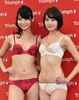 下着メーカー、トリンプ・インターナショナル・ジャパン（Triumph International Japan）のイメージガールに決まった永田レイナ（Reina Nagata）さん（左）と鎌滝えり（Eri Kamataki）さん（2014年10月29日撮影）。(c)AFP/Yoshikazu TSUNO