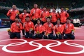 東京五輪、柔道混合団体決勝。銀メダルを獲得し、表彰式に臨む日本の選手（2021年7月31日撮影）。(c)Jack GUEZ / AFP