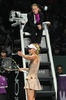 女子テニス、WTAツアー選手権（BNP Paribas WTA Championships - Singapore 2014）2日目。判定に抗議するカロリーネ・ボズニアツキ（Caroline Wozniacki、2014年10月21日撮影）。(c)AFP/ROSLAN RAHMAN 

