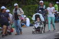 米国に向けてメキシコ・チアパス州ピヒヒアパンを徒歩で移動するホンジュラスの移民の家族（2018年10月25日撮影、資料写真）。(c)Johan ORDONEZ / AFP