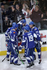 写真は、得点を挙げてチームメイトからの祝福を受けるナッシュ。(c)AFP/Getty Images Bruce Bennett
