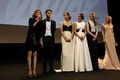 南仏カンヌ（Cannes）で開催中の第66回カンヌ国際映画祭（Cannes Film Festival）で16日、「ある視点」部門に出品されたソフィア・コッポラ（Sofia Coppola）監督作『The Bling Ring』の公式上映が行われた。同作は、2009年、ロサンゼルス（Los Angeles）で10代の若者たちがオーランド・ブルーム（Orlando Bloom）やリンジー・ローハン（Lindsay Lohan）らセレブの自宅を狙って空き巣に入った一連の事件をベースにしている。犯人の1人を演じた英女優エマ・ワトソン（Emma Watson）は「ハリー・ポッター（Harry Potter）」のハーマイオニー（Hermione）役として有名だが、本作で今どきの若者を演じるため、カーダシアン一家やパリス・ヒルトン（Paris Hilton）らが出演するリアリティー番組を何時間も見たという。写真は、「ある視点」部門のオープニングセレモニーで登壇した監督と出演者たち。（左から）コッポラ、イスラエル・ブルサード（Israel Broussard）、ワトソン、ケイティ・チャン（Katie Chang）、タイッサ・ファーミガ（Taissa Farmiga）、クレア・ジュリアン（Claire Julien、2013年5月16日撮影）。(c)AFP/VALERY HACHE
