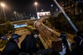 香港理工大学の構内から脱出するため、歩道橋から幹線道路へとロープで下りるデモ参加者（2019年11月18日撮影）。(c)AFP/Ye Aung Thu