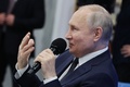 ロシア・モスクワ州ソルネチノゴルスクで行われた「重要な対話」で、児童・生徒と話をするウラジーミル・プーチン大統領（2023年9月1日撮影）。(c)Mikhail KLIMENTYEV / POOL / AFP