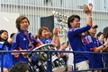 都内で行われた家庭用ゲーム機「プレイステーション4（PlayStation 4、PS4）」用サッカーゲーム「FIFA 14  2014 FIFA World Cup Brazil  Limited Pack」の発売イベントで、ゲーム内の日本代表チームに応援するサッカーファンら（2014年6月4日撮影）。(c)AFP/Yoshikazu TSUNO