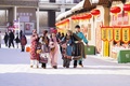 河北省遵化市の「雪郷観光景観区」で民族衣装をまとって楽しむ観光客（2025年1月4日撮影、資料写真）(c)PeopleʼsDaily/劉満倉
