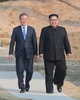 韓国と北朝鮮の軍事境界線上の板門店で並んで歩く韓国の文在寅（ムン・ジェイン）大統領（左）と北朝鮮の金正恩（キム・ジョンウン）朝鮮労働党委員長（2018年4月27日撮影）。(c)AFP PHOTO / Korea Summit Press Pool / Korea Summit Press Pool