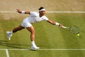 テニス、ウィンブルドン選手権（The Championships Wimbledon 2014）男子シングルス4回戦。リターンを狙うラファエル・ナダル（Rafael Nadal、2014年7月1日撮影）。(c)AFP/ANDREW YATES