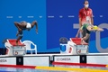 東京五輪、競泳女子50メートル自由形の予選に臨む米国のシモーネ・マヌエル（左、2021年7月30日撮影）。(c)Odd ANDERSEN / AFP