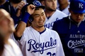14MLBプレーオフ、ア・リーグ地区シリーズ（5回戦制）、カンザスシティ・ロイヤルズ（Kansas City Royals）対ロサンゼルス・エンゼルス・オブ・アナハイム（Los Angeles Angels of Anaheim）第3戦。本塁に生還し、ダグアウトで笑顔をみせるカンザスシティ・ロイヤルズの青木宣親（Norichika Aoki、2014年10月5日撮影）。(c)AFP/Getty Images/Jamie Squire