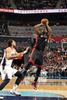 13-14NBA、シャーロット・ボブキャッツ（Charlotte Bobcats）対マイアミ・ヒート（Miami Heat）。ジャンプシュートを狙うマイアミ・ヒートのレブロン・ジェームズ（LeBron James、右、2013年11月16日撮影）。(c)AFP/Getty Images/NBAE/Kent Smith