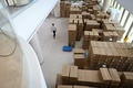 中国・北京の医療品メーカーに積まれた、梱包後のマスクが納められた箱（2020年4月24日撮影、資料写真）。(c)WANG ZHAO / AFP