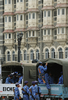 インド・ムンバイ（Mumbai）で発生した同時襲撃事件の現場の一つ、タージマハル・ホテル（Taj Mahal Hotel）周辺から撤退する警官隊（2008年11月30日撮影）。(c)AFP/PEDRO UGARTE