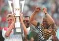 1996年に開催されたアフリカネーションズカップで優勝を果たし、ネルソン・マンデラ大統領（当時）とともに喜ぶ南アフリカ代表の主将ニール・トヴェイ（1996年2月3日撮影、資料写真）。(c)AFP/Mykel NICOLAOU
