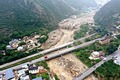 土石流が起きた汶川県綿虒鎮の板子溝（2023年6月27日撮影）。(c)Xinhua News