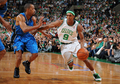 08-09NBA東カンファレンスプレーオフ準決勝、ボストン・セルティックス（%%Boston Celtics%%）対オーランド・マジック（%%Orlando Magic%%）第2戦。試合はセルティックスが112-94でマジックを下し、対戦戦績を1勝1敗の五分に戻した。昨季王者のセルティックスは、エディー・ハウス（%%Eddie House%%）が14本中11本のシュートを決めるなどで31得点、ローハン・ロンド（%%Rajon Rondo%%）が15得点、18アシスト、11リバウンドでトリプルダブルを記録し、対戦戦績を五分とした。写真はマジックのラファー・アルストン（%%Rafer Alston%%）に対しドライブを仕掛けるセルティックスのローハン・ロンド（右）。（2009年5月6日撮影）(c)AFP/Getty Images/NBAE/Brian Babineau