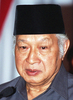 インドネシアの首都ジャカルタ（Jakarta）で、辞任を発表するスハルト（Suharto）大統領（当時、1998年5月19日撮影）。(c)AFP/Agus LOLONG