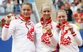 北京五輪の女子シングルスで銅メダルを獲得したベラ・ズボナレワ（右、2008年8月17日撮影）。(c)BEHROUZ MEHRI / AFP