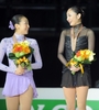 台湾・台北（Taipei）で20日、フィギュアスケート四大陸選手権（ISU Four Continents Figure Skating Championships 2011）の女子シングル・フリースケーティング（FS）が行われ、SP1位の安藤美姫（Miki Ando、右）が合計201.34点で優勝した。2位は浅田真央（Mao Asada、左）、3位は米国の長洲未来（Mirai Nagasu）、鈴木明子（Akiko Suzuki）は7位だった（2011年2月20日撮影）。(c)AFP/Sam YEH