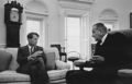 米ワシントンDC（Washington, DC）、ホワイトハウス（White House）の大統領執務室で会話するリンドン・B・ジョンソン（Lyndon B. Johnson）大統領とロバート・F・ケネディ（Robert F. Kennedy）上院議員（肩書きは当時、1966年6月22日撮影、国立公文書館提供）。(c)AFP/National Archives
