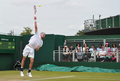 テニス、ウィンブルドン選手権（The Championships Wimbledon 2013）は27日、男子シングルス2回戦が行われ、アルゼンチンのレオナルド・メイヤー（Leonardo Mayer）は6-7、4-6、2-6で大会第12シードの錦織圭（Kei Nishikori）に敗れた。

サーブを打つレオナルド・メイヤー（2013年6月27日撮影）。(c)AFP/CARL COURT