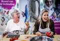 オランダ・アムステルダムの高齢者施設で料理教室を訪れたマキシマ王妃（右、2023年9月27日撮影）。(c)Remko de Waal / ANP / AFP