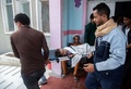 イエメン南部タイズで砲撃とみられる攻撃で負傷し、病院に運ばれる子ども（2021年10月30日撮影）。(c)AHMAD AL-BASHA / AFP