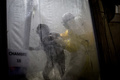 コンゴ民主共和国ビュトンボに設けられた、国境なき医師団（MSF）が支援するエボラ治療センターで、エボラ感染が疑われる患者を介助する医療関係者ら（2018年11月3日撮影、資料写真）。(c)John WESSELS / AFP
