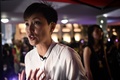 香港の歌手で民主派活動家のデニス・ホー（何韻詩）さん。警察が女性の民主派デモ参加者らに性的暴行を加えたとされる事件に抗議する「#MeToo」デモの会場で（2019年8月28日撮影）。(c)Lillian SUWANRUMPHA / AFP