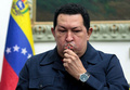 がん再発を公表し、十字架にキスをするベネズエラのウゴ・チャベス（Hugo Chavez）大統領（2012年12月8日撮影、ベネズエラ大統領府提供）。(c)AFP PHOTO/PRESIDENCIA