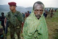 ルワンダの大虐殺時、フランス軍がツチ人8000人を保護したニアシシの駐屯所に逃げ込んだツチ人の避難民（1994年7月1日撮影）。(c)AFP/PASCAL GUYOT
