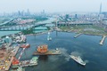 天津港で船積みされ、設置海域に向かう「渤中１９－２」油田の中央プラットフォーム（ドローンから、2024年8月16日撮影）。(c)Xinhua News