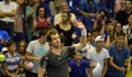 男子テニス、バレンシア・オープン（Valencia Open 2014）シングルス準々決勝。歓声に応えるアンディ・マレー（Andy Murray、2014年10月24日撮影）。(c)AFP/JOSE JORDAN