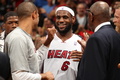 13-14NBA、マイアミ・ヒート（Miami Heat）対シャーロット・ボブキャッツ（Charlotte Bobcats）。勝利を喜ぶマイアミ・ヒートのレブロン・ジェームズ（LeBron James、2014年3月3日撮影）。(c)AFP/Getty Images/NBAE/Issac Baldizon 