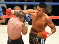 ボクシング、WBA世界スーパーフェザー級タイトルマッチ12回戦。イスラエル・ペレス（Israel Perez、左）と対戦する内山高志（Takashi Uchiyama、2014年12月31日撮影）。(c)AFP/Toru YAMANAKA