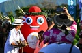 サーフィン競技の会場となるフランス領ポリネシアのタヒチ島チョープーで、パリ五輪の開会式に登場した大会マスコット（2024年7月26日撮影）。(c)Jerome BROUILLET / AFP