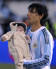 2010年サッカーW杯南アフリカ大会（%%2010 World Cup%%）南米予選第13節、アルゼンチン対コロンビア。試合はアルゼンチンが1-0でコロンビアを下した。南米予選は5節を残しているが、本戦への出場権が与えられる上位4位チームと5位以下のチームがはっきりと分かれている。13節を終えた上位にはブラジル、パラグアイ、チリ、アルゼンチンがつけている。アルゼンチンが1-0でコロンビアを下した。写真は試合前に息子ベンハミン（Benjamin）を抱くアルゼンチンのセルヒオ・アグエロ（%%Sergio Aguero%%）。（2009年6月6日撮影）（c）AFP/ALEJANDRO PAGNI
