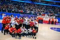 第19回アジア競技大会、バスケットボール女子。表彰式を終え、銅メダルを獲得した韓国の選手と一緒にポーズをとる日本（赤のユニホーム）の選手（2023年10月5日撮影）。(c)Philip FONG / AFP