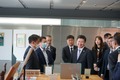 村田製作所を見学する無錫市の経済貿易代表団（2023年5月10日撮影）。(c)Xinhua News